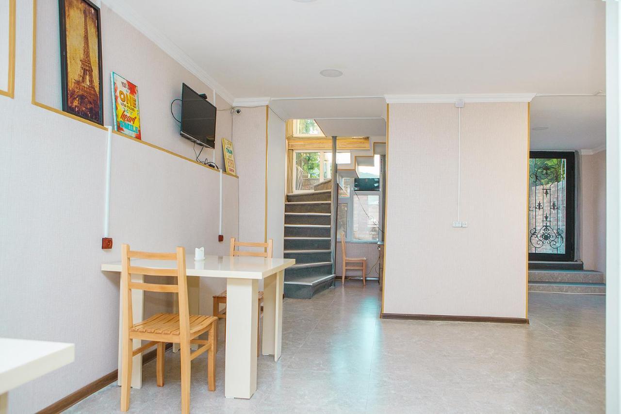 Blossom Hostel Updated ! Обновлено !!! City Center! Perfect Order!!! Snow-White Bed Linen!!! Идеальный Порядок!!! Белоснежное Постельное Белье!!! Центр Города !!! Tbilisi Exterior foto